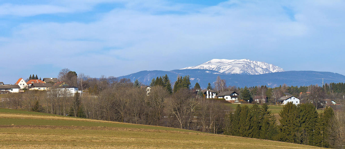 Penk mit Kirche und Schneeberg im Hintergrund